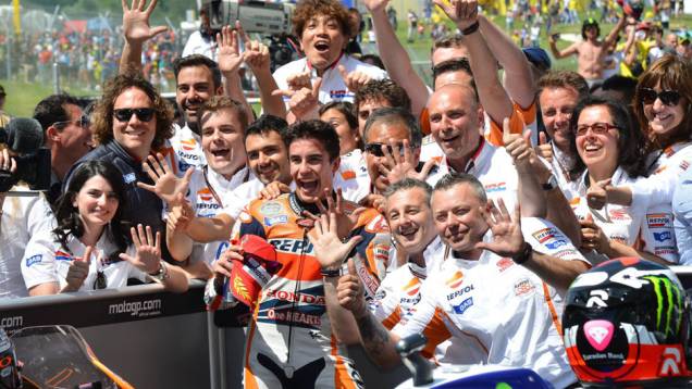 Marc Márquez e equipe Honda | <a href="https://gutenberg.quatrorodas.abril.com.br/moto/noticias/marquez-bate-lorenzo-briga-acirrada-garante-sexta-vitoria-784758.shtml" rel="migration">Leia mais</a> Marc Márquez e equipe Honda | <a href="https://gutenberg.quatrorodas.abril.com.br/moto/noticias/marquez-bate-lorenzo-briga-acirrada-garante-sexta-vitoria-784758.shtml" rel="migration">Leia mais</a>
