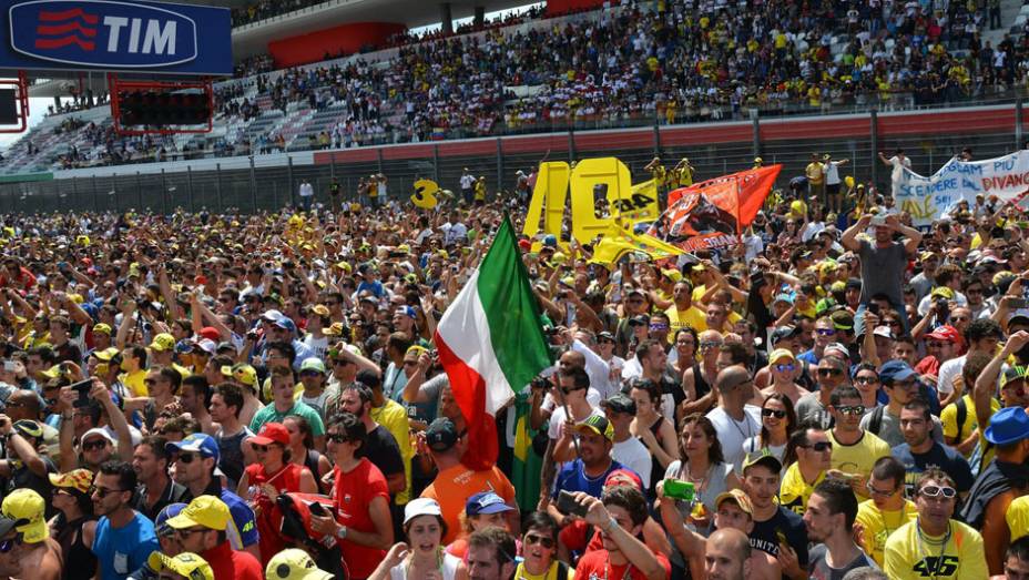 Torcida italiana invade pista após a dipsuta | <a href="https://gutenberg.quatrorodas.abril.com.br/moto/noticias/marquez-bate-lorenzo-briga-acirrada-garante-sexta-vitoria-784758.shtml" rel="migration">Leia mais</a>