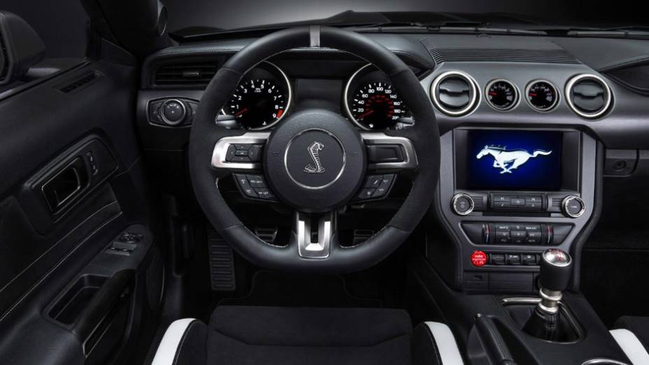 No interior mantém o conforto para dois ocupantes e só, já que... | <a href="https://gutenberg.quatrorodas.abril.com.br/noticias/saloes/detroit-2015/mustang-shelby-gt350r-lancado-pela-ford-824780.shtml" rel="migration">Leia mais</a>