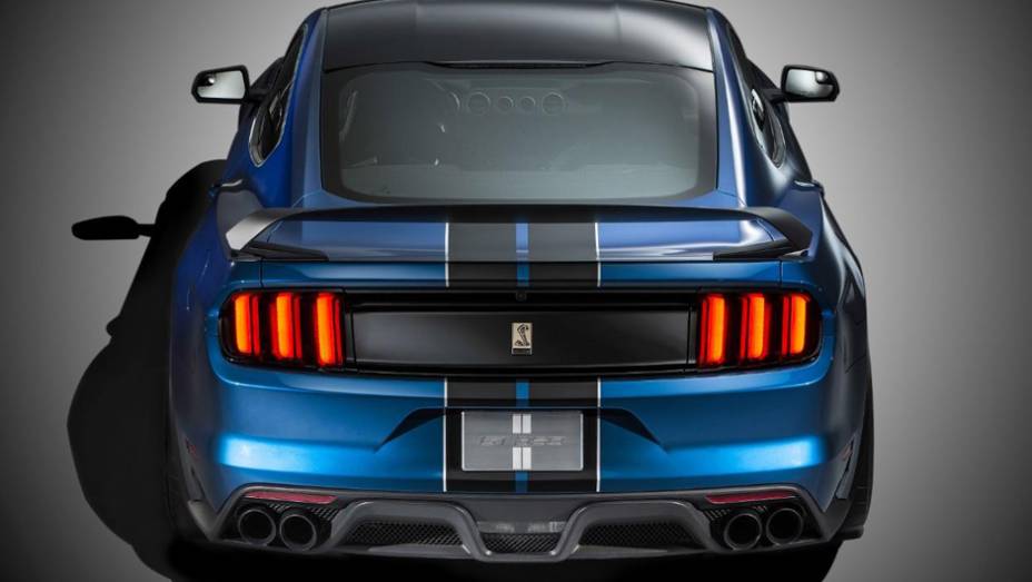 Faixas de corrida ajudam no ar agressivo e esportivo do modelo | <a href="https://gutenberg.quatrorodas.abril.com.br/noticias/saloes/detroit-2015/mustang-shelby-gt350r-lancado-pela-ford-824780.shtml" rel="migration">Leia mais</a>