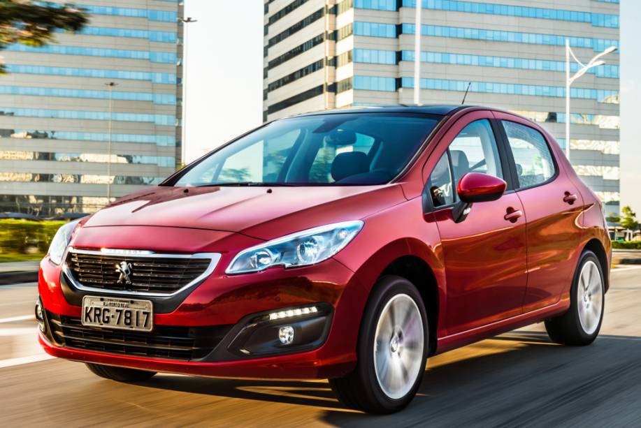 <strong>Peugeot 308/408</strong> – Tanto <a href="https://gutenberg.quatrorodas.abril.com.br/materia/nova-geracao-peugeot-atualiza-visual-308-916560" rel="o hatch" target="_blank">o hatch</a>, quanto o sedã, adotaram o visual exclusivo para o Mercosul enquanto suas respectivas novas gerações não chegam por aqui. O câmbio manual de seis marchas é novo.