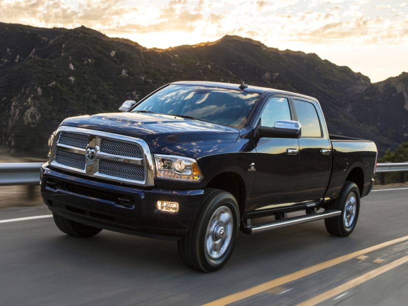 <strong>RAM 2500 Laramie</strong> – A picape <a href="https://gutenberg.quatrorodas.abril.com.br/materia/ram-2500-laramie-volta-ao-brasil-r-249-900-923360 " rel="voltou ao Brasil" target="_blank">voltou ao Brasil</a> após algum tempo fora do nosso mercado. Na versão única Laramie 4x4 CrewCab, permite carregar até 1 030 kg na caçamba e rebocar até 7 750 kg. 