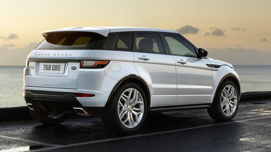 Modelo deve aderir também à nova família de motores Ingenium desenvolvida pelo grupo Jaguar Land Rover | <a href="https://gutenberg.quatrorodas.abril.com.br/noticias/saloes/genebra-2015/evoque-reestilizado-estreia-genebra-839480.shtml" rel="migration">Leia mais</a>