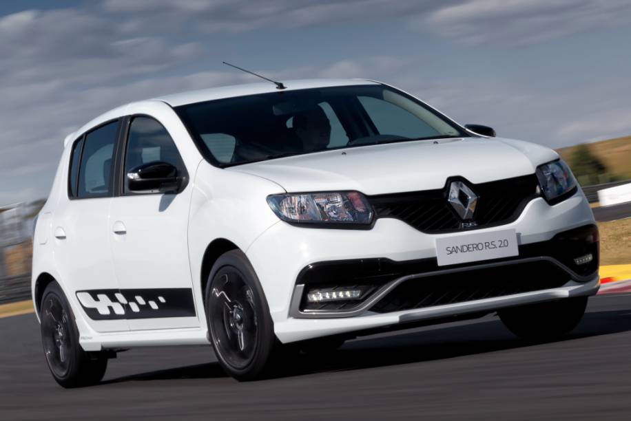 <strong>Renault Sandero R.S.</strong> – Produzido no Brasil, o Sandero R.S. é o primeiro R.S. produzido fora da França. Com motor 2.0 de 150 cv e câmbio manual de seis marchas, <a href="https://gutenberg.quatrorodas.abril.com.br/materia/impressoes-ao-dirigir-sandero-r-s-903040" rel="o hatch conquistou credenciais de um esportivo" target="_blank">o hatch tem credenciais de um </a>hot hatch.