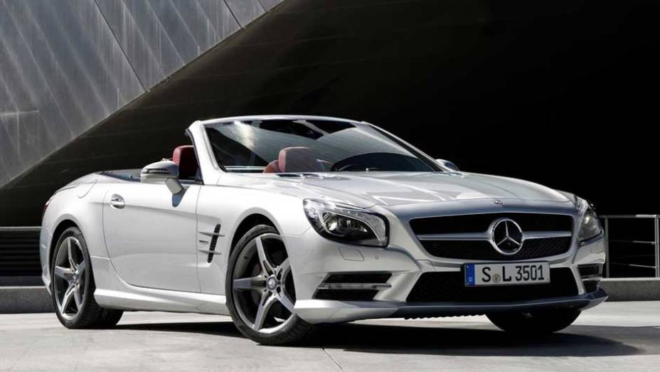 Mercedes-Benz SL: belo como sempre, o conversível será importado para o Brasil nas versões SL 500 V8 (435 cv) e SL 63 AMG (564 cv) | <a href="https://gutenberg.quatrorodas.abril.com.br/salao-do-automovel/2012/carros/mercedes-benz-sl-703938.shtml" target="_blank" rel="migration">Lei</a> Mercedes-Benz SL: belo como sempre, o conversível será importado para o Brasil nas versões SL 500 V8 (435 cv) e SL 63 AMG (564 cv) | <a href="https://gutenberg.quatrorodas.abril.com.br/salao-do-automovel/2012/carros/mercedes-benz-sl-703938.shtml" target="_blank" rel="migration">Lei</a>