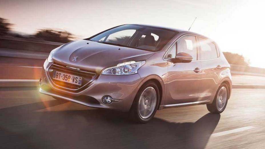 Peugeot 208: renovado, chega ao país com a missão de repetir o sucesso do 206 | <a href="https://gutenberg.quatrorodas.abril.com.br/salao-do-automovel/2012/carros/peugeot-208-703902.shtml" target="_blank" rel="migration">Leia mais</a> Peugeot 208: renovado, chega ao país com a missão de repetir o sucesso do 206 | <a href="https://gutenberg.quatrorodas.abril.com.br/salao-do-automovel/2012/carros/peugeot-208-703902.shtml" target="_blank" rel="migration">Leia mais</a>