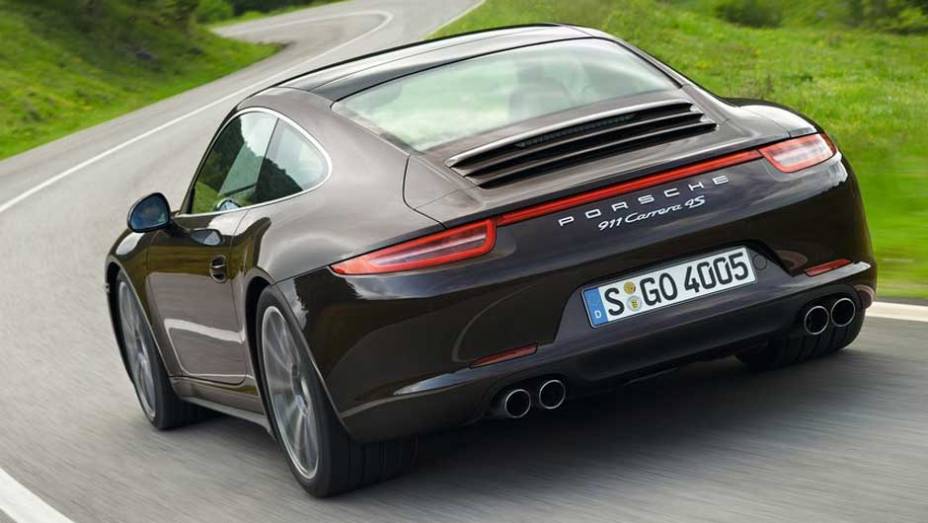 Porsche 911 Carrera 4S: equipado com um motor 3.8 boxer, ele tem 405 cv e vai de 0 a 100 km/h em 4,1 segundos | <a href="https://gutenberg.quatrorodas.abril.com.br/salao-do-automovel/2012/carros/911-carrera-4-4s-704309.shtml" target="_blank" rel="migration">Leia mais</a> Porsche 911 Carrera 4S: equipado com um motor 3.8 boxer, ele tem 405 cv e vai de 0 a 100 km/h em 4,1 segundos | <a href="https://gutenberg.quatrorodas.abril.com.br/salao-do-automovel/2012/carros/911-carrera-4-4s-704309.shtml" target="_blank" rel="migration">Leia mais</a>