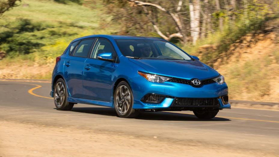 Versão rebatizada do Toyota Auris, hatch conta com motor 1.8 de quatro cilindros, com 137 cv | <a href="https://gutenberg.quatrorodas.abril.com.br/noticias/saloes/new-york-2015/scion-revela-im-versao-toyota-auris-eua-852403.shtml" rel="migration">Leia mais</a>