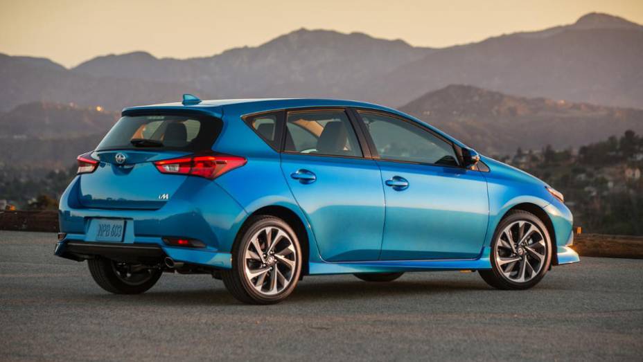 Transmissão é manual de seis velocidades ou CVTI de sete marchas como opcional | <a href="https://gutenberg.quatrorodas.abril.com.br/noticias/saloes/new-york-2015/scion-revela-im-versao-toyota-auris-eua-852403.shtml" rel="migration">Leia mais</a>