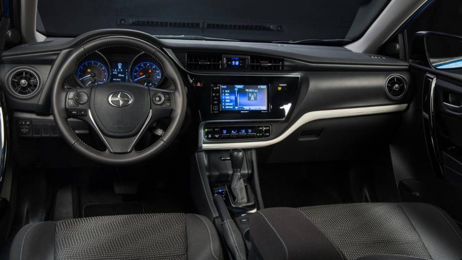 Modelo conta com oito airbags, incluindo prote&ccedil;&atilde;o para os joelhos do motorista | <a href="https://gutenberg.quatrorodas.abril.com.br/noticias/saloes/new-york-2015/scion-revela-im-versao-toyota-auris-eua-852403.shtml" rel="migration">Leia mais</a>