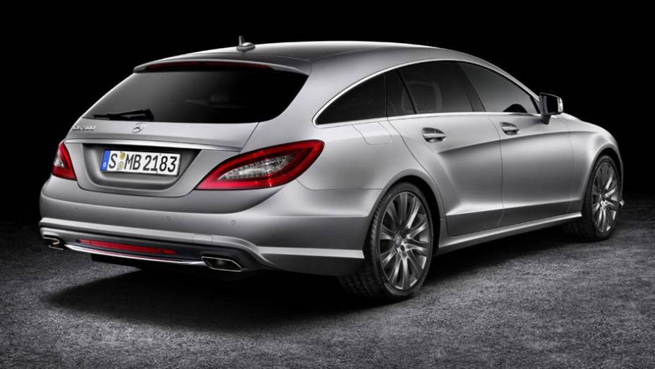 A traseira tem uma suave queda em direção às lanternas, que são iguais às do CLS sedã | <a href="https://gutenberg.quatrorodas.abril.com.br/saloes/paris/2012/mercedes-benz-cls-shooting-brake-702440.shtml" rel="migration">Leia mais</a>