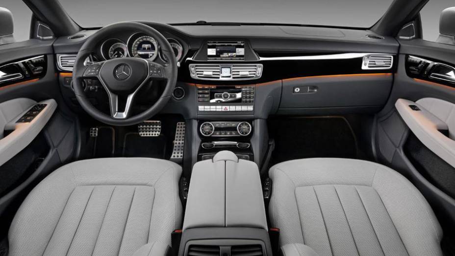 O interior preserva o (ótimo) padrão de acabamento típico da Mercedes-Benz | <a href="https://gutenberg.quatrorodas.abril.com.br/saloes/paris/2012/mercedes-benz-cls-shooting-brake-702440.shtml" rel="migration">Leia mais</a>