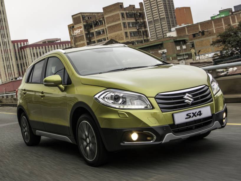 <strong>Suzuki S-Cross</strong> – Apresentado no Brasil em 2014, <a href="https://gutenberg.quatrorodas.abril.com.br/materia/suzuki-s-cross-chega-r-74-900-858040/" rel="o S-Cross foi lançado oficialmente apenas este ano" target="_blank">o S-Cross foi lançado oficialmente apenas este ano</a>. Sempre com motorização 1.6 de 120 cv, o utilitário tem opção de tração 4x4 em suas versões mais caras. 