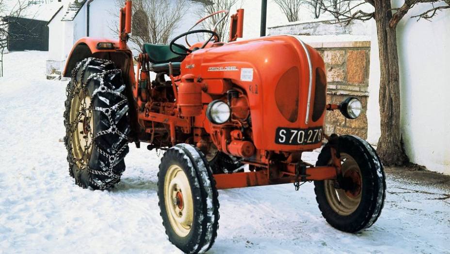 TRATOR - Produzido de 1959 a 1963, o curioso Schlepper Standard 218 era nada menos que um trator feito sob licença pela marca alemã de carros esportivos. Com motor de dois cilindros e 1.6 litro produzia eletrizantes... 25 cv.