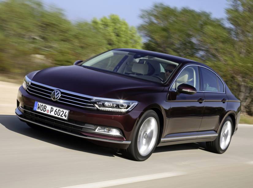 <strong>Volkswagen Passat –</strong> O sedã <a href="https://gutenberg.quatrorodas.abril.com.br/materia/volkswagen-divulga-precos-passat-brasil-partir-r-144-500-923821" rel="acaba de desembarcar em sua nova geração" target="_blank">acaba de desembarcar em sua nova geração</a>. Apesar de manter seus traços típicos, o Passat inaugura uma série de novidades visuais tecnológicas na gama da marca. 