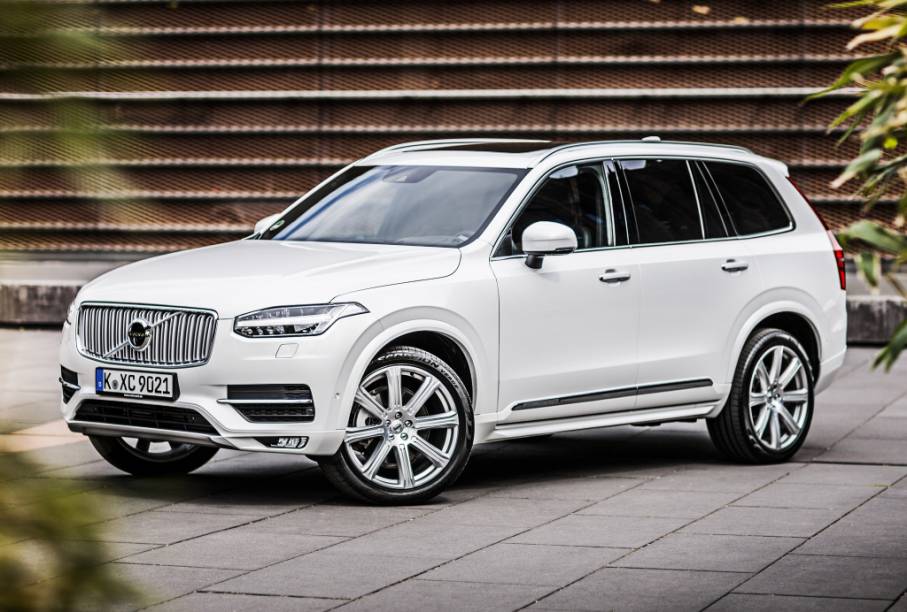 <strong>Volvo XC90</strong> – Modelo mais caro da Volvo à venda, <a href="https://gutenberg.quatrorodas.abril.com.br/materia/volvo-xc90-906342/ " rel="o XC90 chegou totalmente renovado em 2015" target="_blank">o XC90 chegou totalmente renovado em 2015</a>, estreando a nova identidade visual da marca. Debaixo do capô há um 2.0 turbo com 320 cv.