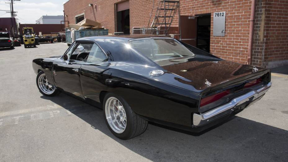 O clássico Dodge Charger de Dom Toretto ressurge repaginado, com preparação GM para superar os 500 cv | <a href="https://gutenberg.quatrorodas.abril.com.br/galerias/especiais/gatas-velozes-furiosos-852096.shtml" target="_blank" rel="migration">7 gatas de Velozes 7</a> | <a href="http://" rel="migration"></a>