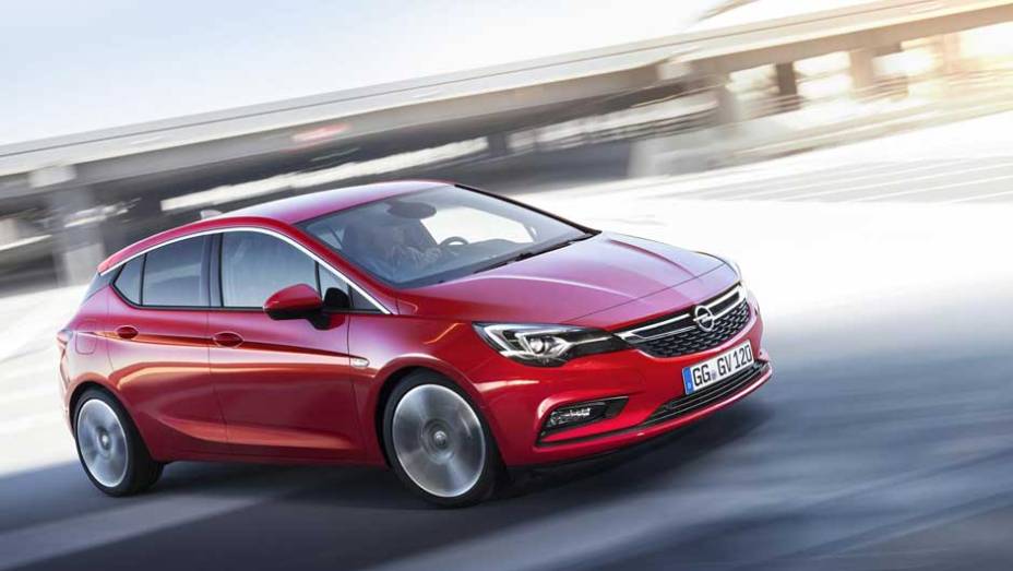 O hatchback estreia apenas em setembro, no Salão de Frankfurt | <a href="https://gutenberg.quatrorodas.abril.com.br/noticias/fabricantes/opel-revela-novo-astra-871821.shtml" rel="migration">Leia mais</a>