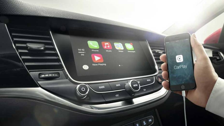 A central multimídia é completa e oferece suporte a Android Auto e CarPlay | <a href="https://gutenberg.quatrorodas.abril.com.br/noticias/fabricantes/opel-revela-novo-astra-871821.shtml" rel="migration">Leia mais</a>