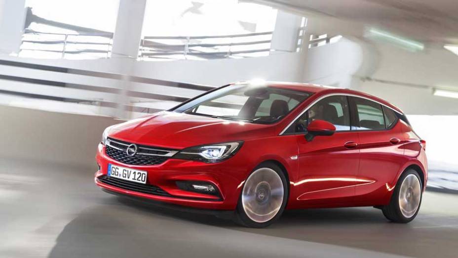 Com motorizações a gasolina e diesel, o Astra deve chegar as ruas europeias até o fim deste ano | <a href="https://gutenberg.quatrorodas.abril.com.br/noticias/fabricantes/opel-revela-novo-astra-871821.shtml" rel="migration">Leia mais</a>