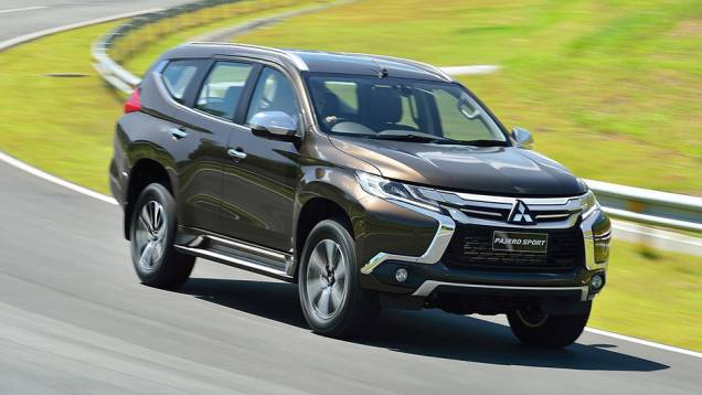 SUV adota estilo do Outlander e tem muitos cromados | <a href="https://gutenberg.quatrorodas.abril.com.br/noticias/fabricantes/mitsubishi-revela-nova-pajero-sport-892720.shtml" target="_blank" rel="migration">Leia mais</a> SUV adota estilo do Outlander e tem muitos cromados | <a href="https://gutenberg.quatrorodas.abril.com.br/noticias/fabricantes/mitsubishi-revela-nova-pajero-sport-892720.shtml" target="_blank" rel="migration">Leia mais</a>