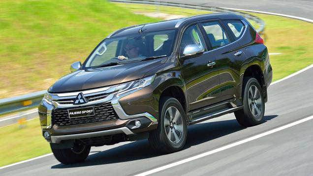 Os faróis são esguios com luzes de LED diurnas e faróis de neblina localizados embaixo do para-choque | <a href="https://gutenberg.quatrorodas.abril.com.br/noticias/fabricantes/mitsubishi-revela-nova-pajero-sport-892720.shtml" target="_blank" rel="migration">Leia mais</a> Os faróis são esguios com luzes de LED diurnas e faróis de neblina localizados embaixo do para-choque | <a href="https://gutenberg.quatrorodas.abril.com.br/noticias/fabricantes/mitsubishi-revela-nova-pajero-sport-892720.shtml" target="_blank" rel="migration">Leia mais</a>