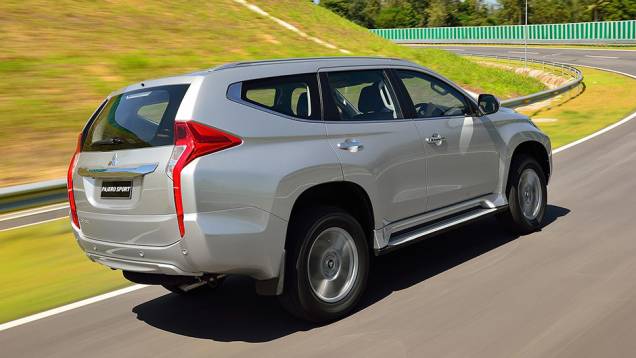 As lanternas são verticais e vão até o para-choque | <a href="https://gutenberg.quatrorodas.abril.com.br/noticias/fabricantes/mitsubishi-revela-nova-pajero-sport-892720.shtml" target="_blank" rel="migration">Leia mais</a> As lanternas são verticais e vão até o para-choque | <a href="https://gutenberg.quatrorodas.abril.com.br/noticias/fabricantes/mitsubishi-revela-nova-pajero-sport-892720.shtml" target="_blank" rel="migration">Leia mais</a>
