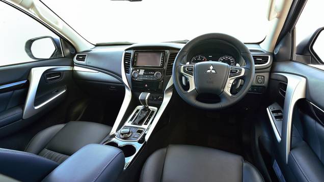 A cabine herdou alguns elementos da L200 Triton e vem com bancos de couro e acabamento em prata | <a href="https://gutenberg.quatrorodas.abril.com.br/noticias/fabricantes/mitsubishi-revela-nova-pajero-sport-892720.shtml" target="_blank" rel="migration">Leia mais</a> A cabine herdou alguns elementos da L200 Triton e vem com bancos de couro e acabamento em prata | <a href="https://gutenberg.quatrorodas.abril.com.br/noticias/fabricantes/mitsubishi-revela-nova-pajero-sport-892720.shtml" target="_blank" rel="migration">Leia mais</a>