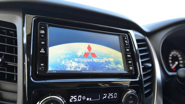 Tela LCD para o sistema de entretenimento | <a href="https://gutenberg.quatrorodas.abril.com.br/noticias/fabricantes/mitsubishi-revela-nova-pajero-sport-892720.shtml" target="_blank" rel="migration">Leia mais</a> Tela LCD para o sistema de entretenimento | <a href="https://gutenberg.quatrorodas.abril.com.br/noticias/fabricantes/mitsubishi-revela-nova-pajero-sport-892720.shtml" target="_blank" rel="migration">Leia mais</a>