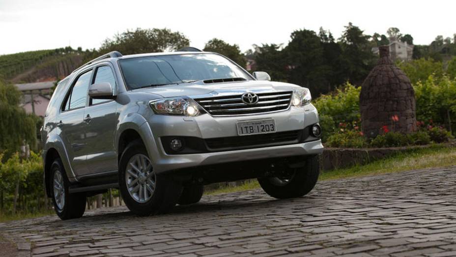 Para-choque recebeu m&aacute;scara negra nos far&oacute;is de neblina | <a href="https://gutenberg.quatrorodas.abril.com.br/carros/lancamentos/toyota-hilux-sw4-2012-645288.shtml" rel="migration">Leia mais</a>