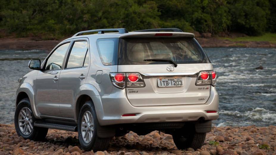 Lanternas agora possuem ilumina&ccedil;&atilde;o em LED | <a href="https://gutenberg.quatrorodas.abril.com.br/carros/lancamentos/toyota-hilux-sw4-2012-645288.shtml" rel="migration">Leia mais</a>