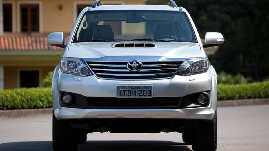 Cap&ocirc; tem entradas de ar e vincos proeminentes | <a href="https://gutenberg.quatrorodas.abril.com.br/carros/lancamentos/toyota-hilux-sw4-2012-645288.shtml" rel="migration">Leia mais</a>
