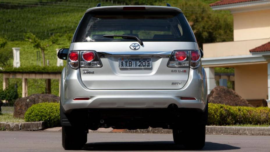 A SW4 2012 conta apenas com a vers&atilde;o SRV | <a href="https://gutenberg.quatrorodas.abril.com.br/carros/lancamentos/toyota-hilux-sw4-2012-645288.shtml" rel="migration">Leia mais</a>