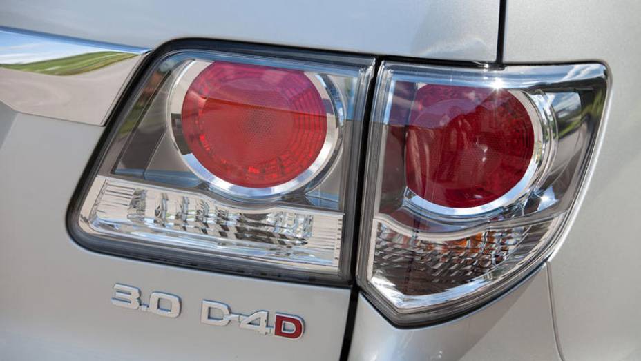 LEDs nas lanternas caracterizam ve&iacute;culo premium | <a href="https://gutenberg.quatrorodas.abril.com.br/carros/lancamentos/toyota-hilux-sw4-2012-645288.shtml" rel="migration">Leia mais</a>