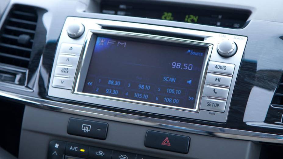Novo sistema de &aacute;udio vem com tela touch de 6,1 polegadas | <a href="https://gutenberg.quatrorodas.abril.com.br/carros/lancamentos/toyota-hilux-sw4-2012-645288.shtml" rel="migration">Leia mais</a>