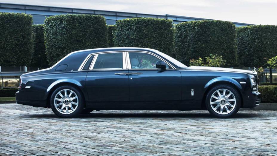 Modelo exclusivo terá apenas 20 unidades produzidas | <a href="https://gutenberg.quatrorodas.abril.com.br/noticias/saloes/paris-2014/rolls-royce-phantom-metropolitan-collection-apresentado-paris-803619.shtml" rel="migration">Leia mais</a>