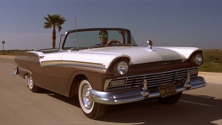 2002: Na mesma produção, um "old-fashioned" Ford Fairlane dá as caras. | <a href="https://gutenberg.quatrorodas.abril.com.br/blogs/planeta-carro/2012/11/07/licenca-para-acelerar/" rel="migration">Leia mais</a>