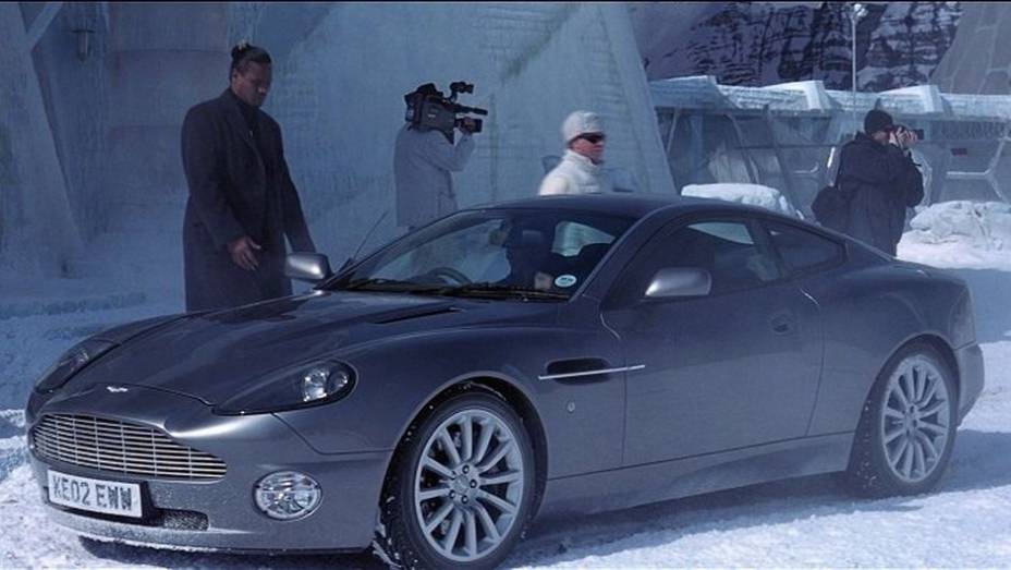 2002: A marca favorita de James Bond volta a aparecer em "007 - Um novo dia para morrer", mas agora com um modelo mais moderno. Eis o Aston Martin Vanquish. | <a href="%20https://gutenberg.quatrorodas.abril.com.br/blogs/planeta-carro/2012/11/07/licenca-para-acelerar/" rel="migration"></a>