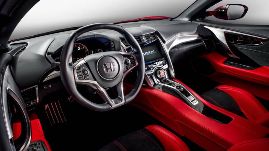 Interior tem linhas envolventes que lembram bastante o NSX original | <a href="https://gutenberg.quatrorodas.abril.com.br/noticias/saloes/genebra-2015/honda-revela-nsx-europeu-842884.shtml" target="_blank" rel="migration">Leia mais</a>