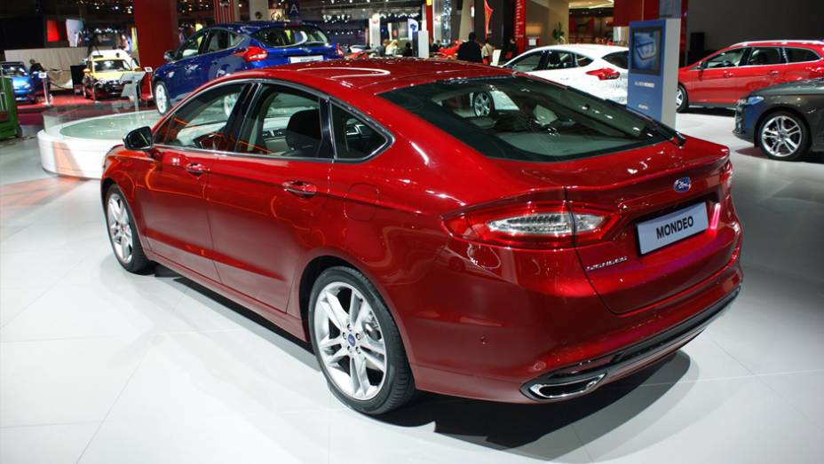 Mondeo terá versões a gasolina, diesel e uma híbrida | <a href="https://gutenberg.quatrorodas.abril.com.br/noticias/saloes/paris-2014/ford-mostra-mondeo-europeu-salao-paris-804106.shtml" rel="migration">Leia mais</a>