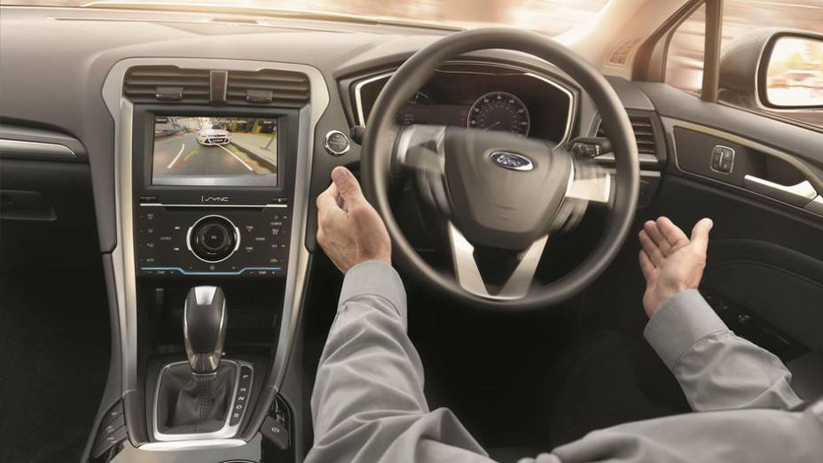 Conforto na cabine e sistema Active Park Assist que estaciona o modelo sozinho | <a href="https://gutenberg.quatrorodas.abril.com.br/noticias/saloes/paris-2014/ford-mostra-mondeo-europeu-salao-paris-804106.shtml" rel="migration">Leia mais</a>