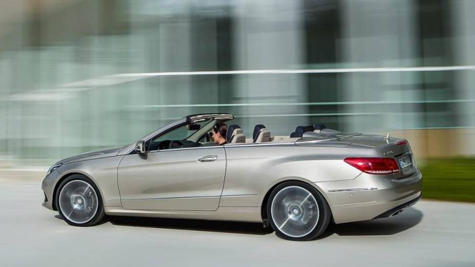 Embora sem mudanças na lateral, o Cabriolet continua elegante | <a href="https://gutenberg.quatrorodas.abril.com.br/saloes/detroit/2013/mercedes-benz-classe-coupe-cabriolet-730406.shtml" rel="migration">Leia mais</a>