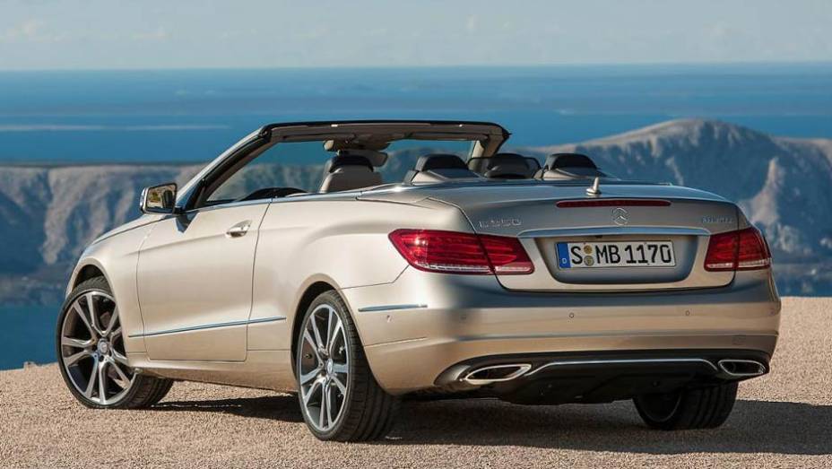 Apenas a disposição das luzes foi alterada na traseira | <a href="https://gutenberg.quatrorodas.abril.com.br/saloes/detroit/2013/mercedes-benz-classe-coupe-cabriolet-730406.shtml" rel="migration">Leia mais</a>