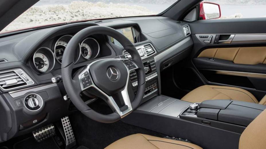 Volante esportivo e acabamento de primeira fazem os ocupantes se sentirem à vontade | <a href="https://gutenberg.quatrorodas.abril.com.br/saloes/detroit/2013/mercedes-benz-classe-coupe-cabriolet-730406.shtml" rel="migration">Leia mais</a>