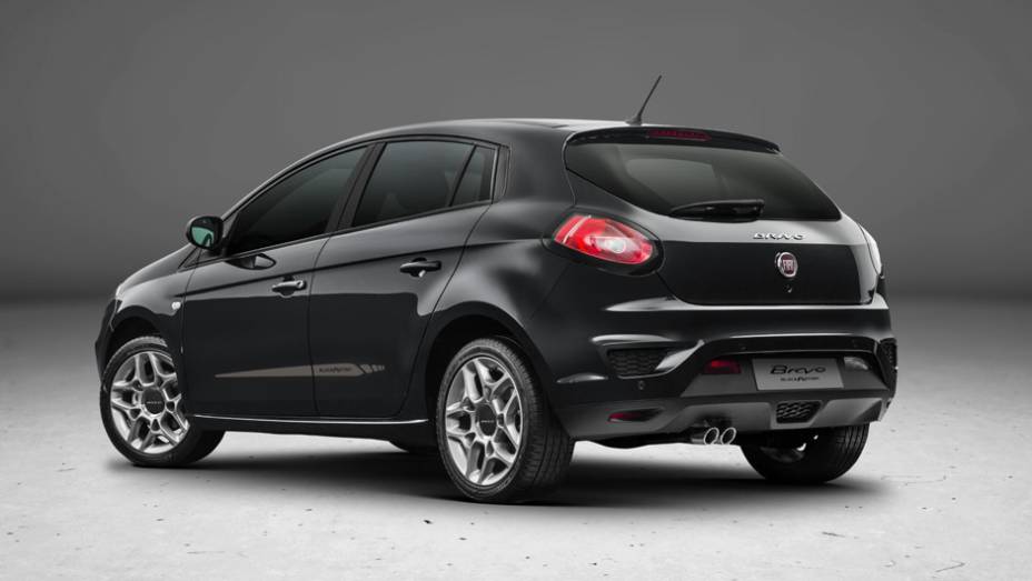 Saias laterais, rodas aro 17 e ponteira dupla identificam a versão | <a href="https://gutenberg.quatrorodas.abril.com.br/noticias/fabricantes/fiat-lanca-bravo-reestilizado-831820.shtml" rel="migration">Leia mais</a> Saias laterais, rodas aro 17 e ponteira dupla identificam a versão | <a href="https://gutenberg.quatrorodas.abril.com.br/noticias/fabricantes/fiat-lanca-bravo-reestilizado-831820.shtml" rel="migration">Leia mais</a>