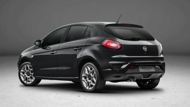 Saias laterais, rodas aro 17 e ponteira dupla identificam a versão | <a href="https://gutenberg.quatrorodas.abril.com.br/noticias/fabricantes/fiat-lanca-bravo-reestilizado-831820.shtml" rel="migration">Leia mais</a> Saias laterais, rodas aro 17 e ponteira dupla identificam a versão | <a href="https://gutenberg.quatrorodas.abril.com.br/noticias/fabricantes/fiat-lanca-bravo-reestilizado-831820.shtml" rel="migration">Leia mais</a>