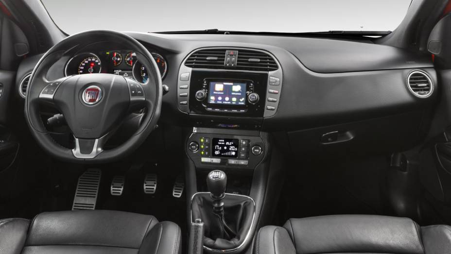 Interior traz central multimídia com tela de cinco polegadas em todas as versões | <a href="https://gutenberg.quatrorodas.abril.com.br/noticias/fabricantes/fiat-lanca-bravo-reestilizado-831820.shtml" rel="migration">Leia mais</a>