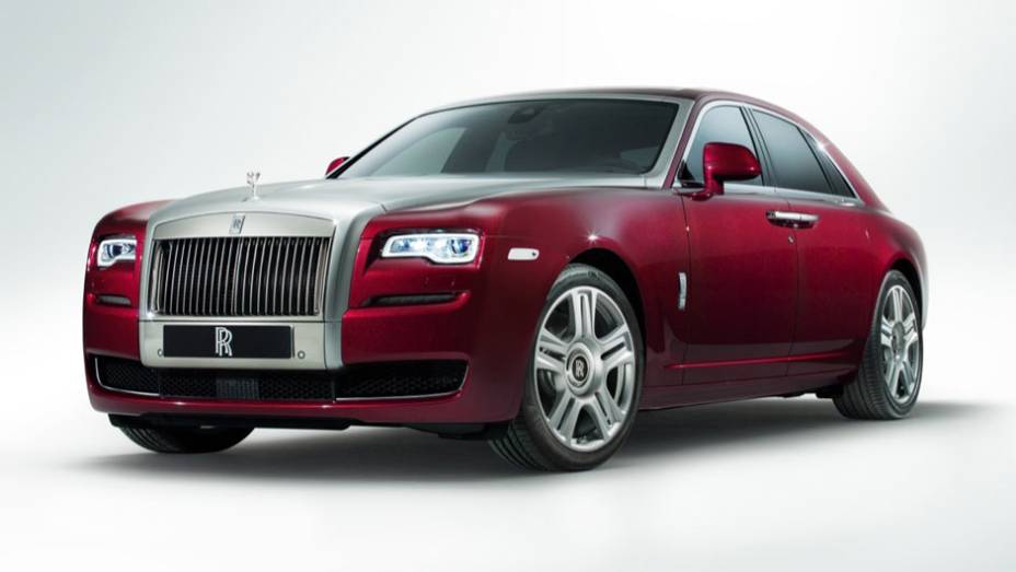 A Rolls-Royce reestilizou o sedã Ghost, rebatizando-o de Ghost Series II | <a href="https://gutenberg.quatrorodas.abril.com.br/noticias/saloes/genebra-2014/rolls-royce-lanca-ghost-series-ii-775298.shtml" rel="migration">Leia mais</a>