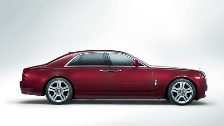 Suntuoso, o sedã traz novas rodas de 19 polegadas | <a href="https://gutenberg.quatrorodas.abril.com.br/noticias/saloes/genebra-2014/rolls-royce-lanca-ghost-series-ii-775298.shtml" rel="migration">Leia mais</a>