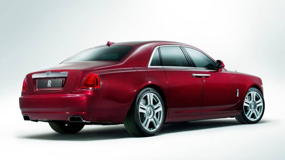 O Ghost foi lançado em 2009 | <a href="https://gutenberg.quatrorodas.abril.com.br/noticias/saloes/genebra-2014/rolls-royce-lanca-ghost-series-ii-775298.shtml" rel="migration">Leia mais</a>